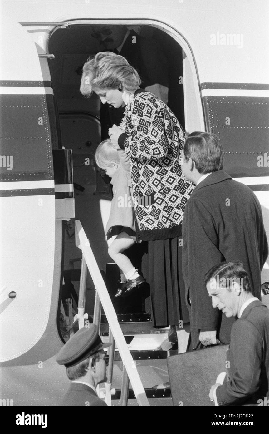 Le prince Harry et sa mère la princesse Diana arrivent à l'aéroport d'Heathrow, Londres, leur avion de la reine Andover d'Aberdeen débarqua à la fin des vacances familiales annuelles en Écosse. Le Prince William a volé séparément avec sa nounou Barbara Barnes. Demain, le 15th septembre, est l'anniversaire du prince Harry en 2nd. Autres cadres dans cette séquence, un très déterminé presque deux ans prince Harry remonter les marches de l'avion. Photo prise le 14th septembre 1986 Banque D'Images