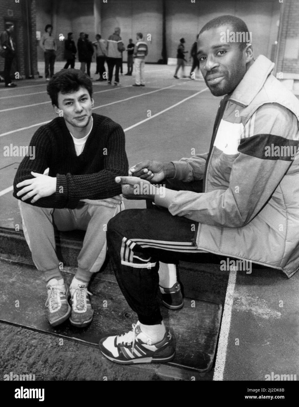 L'athlète Jonathan Edwards Gateshead Harrier Jonathan Edwards avec le médaillé d'argent du triple saut olympique Keith Conner lors d'une séance d'entraînement à Gateshead, le 18 novembre 1986 Banque D'Images