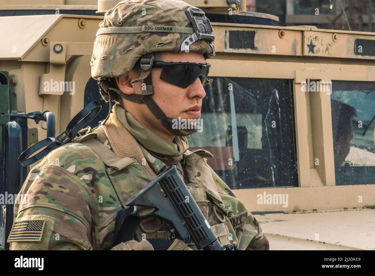 Soldat du corps des Marines des États-Unis avec arme à feu, casque et véhicules militaires, troupes américaines ou américaines prêtes pour la bataille, les exercices ou la guerre dans la ville Banque D'Images