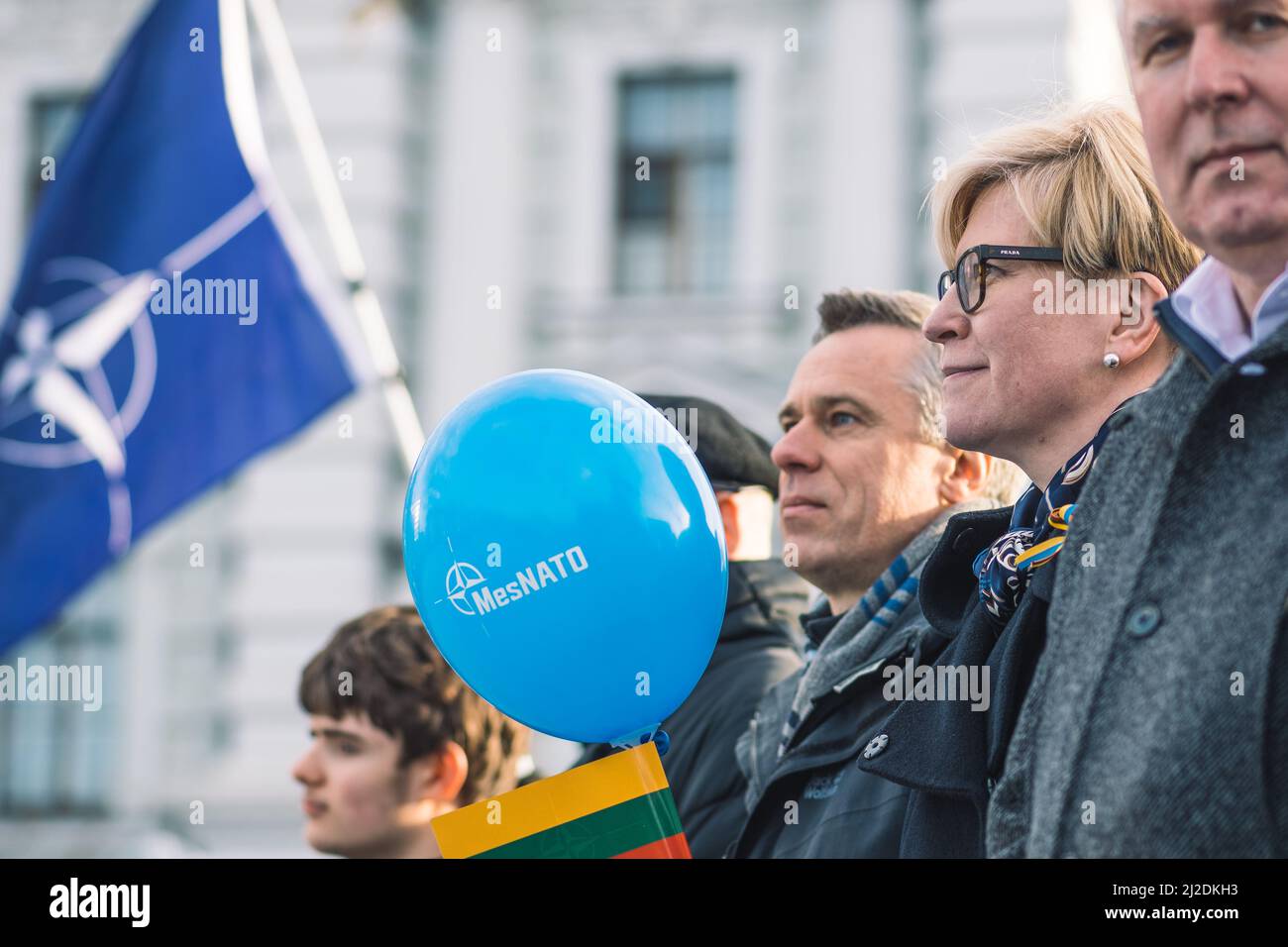 Ingrida Šimonytė, politicien lituanien, économiste et Premier ministre de Lituanie lors d'une cérémonie à Vilnius avec le drapeau lituanien et l'OTAN Banque D'Images