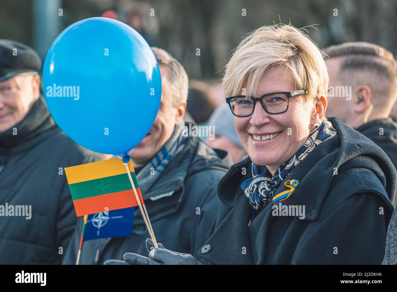 Ingrida Šimonytė, politicien, économiste et Premier ministre lituanien lors d'une cérémonie à Vilnius avec drapeau lituanien et OTAN Banque D'Images