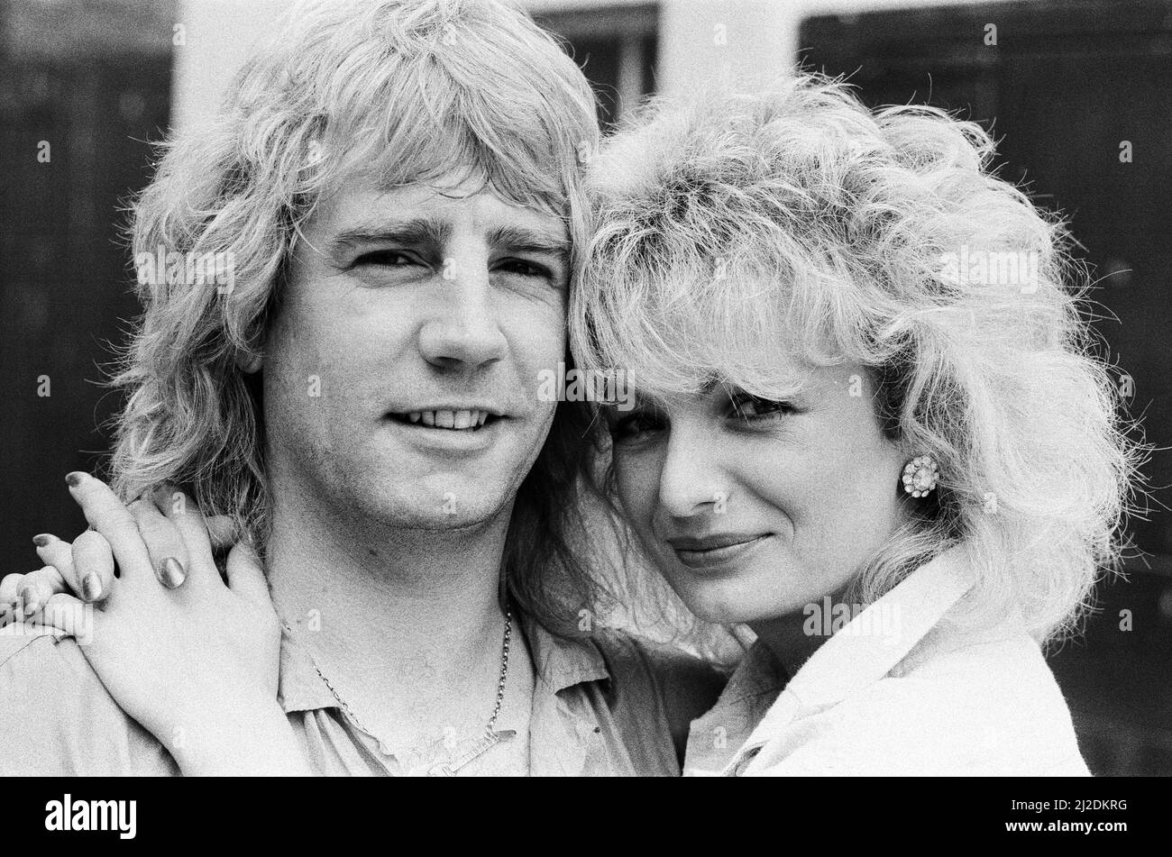 Rick Parfitt, membre de la bande du statu quo, et sa nouvelle petite amie Patty Beedon. 12th juillet 1985. Banque D'Images