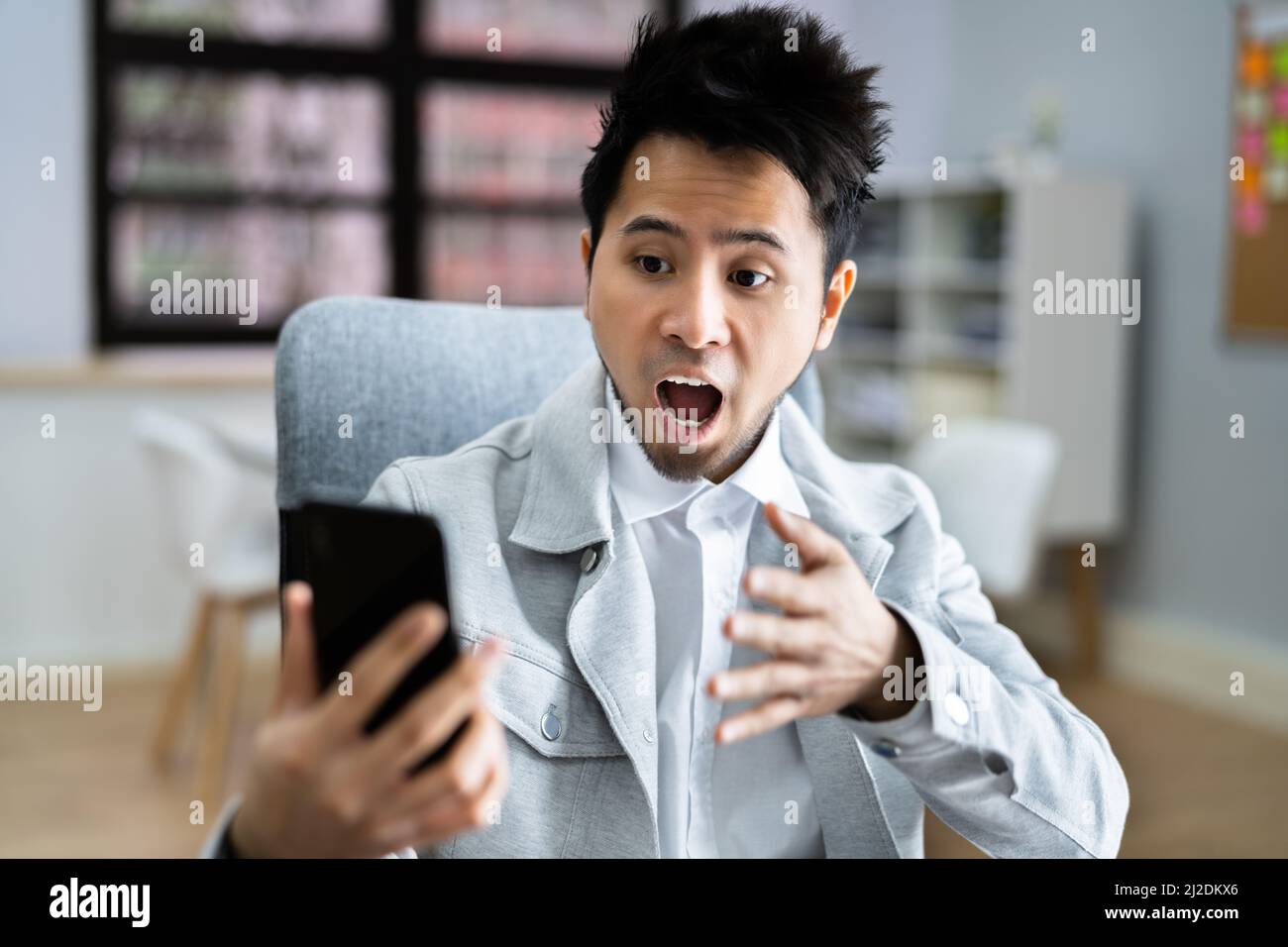 Écran du téléphone mobile cassé et fissuré. Réparation de smartphone Banque D'Images