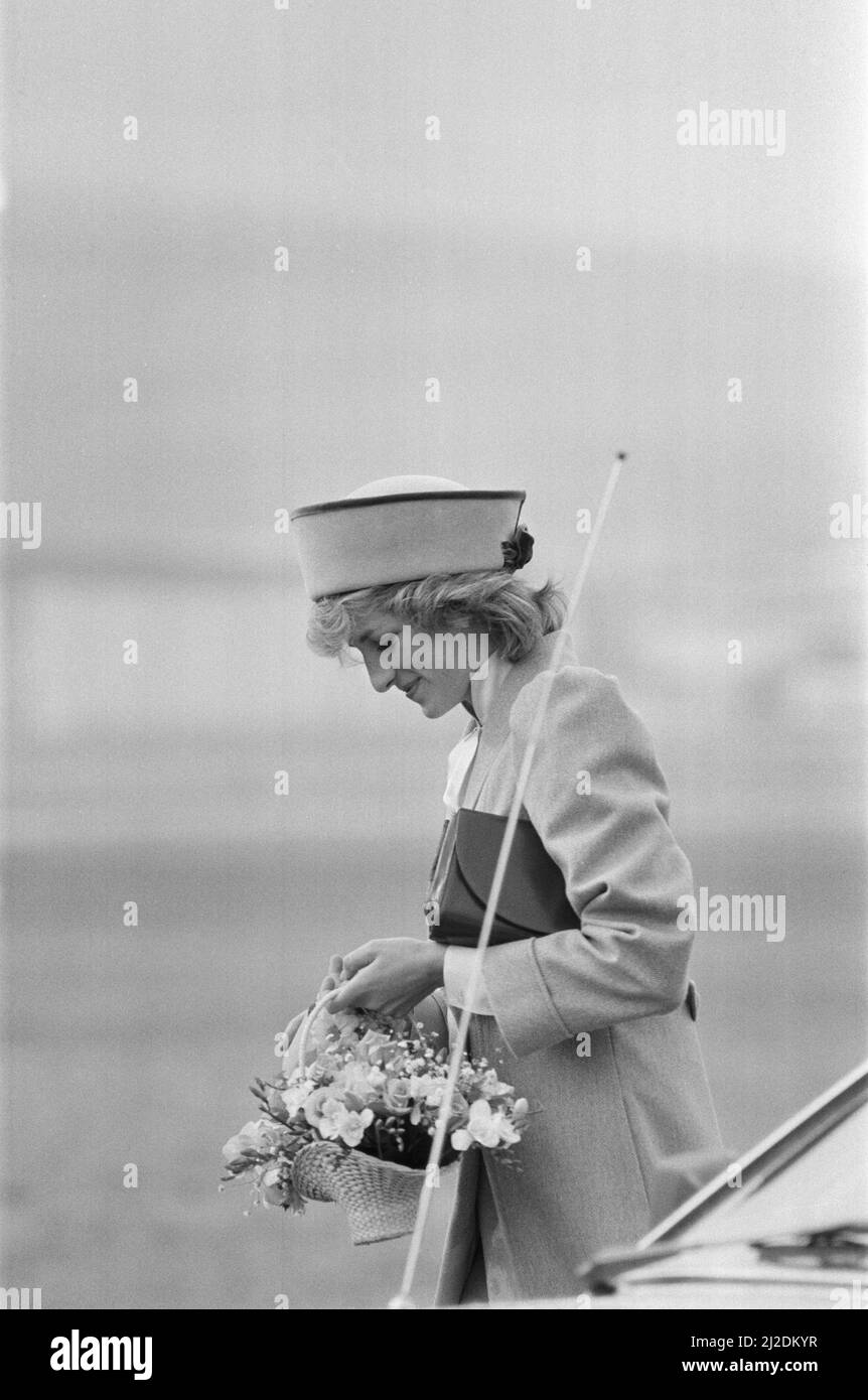 HRH la princesse Diana, la princesse de Galles avec ses fils, le prince William et le prince Harry de 6 mois arrivent à l'aéroport d'Aberdeen après leurs vacances à Balmoral. Dans d'autres cadres de cet ensemble, nous voyons nanny Barbara Barnes avec Prince Harry, photo prise le 25th mars 1985 Banque D'Images
