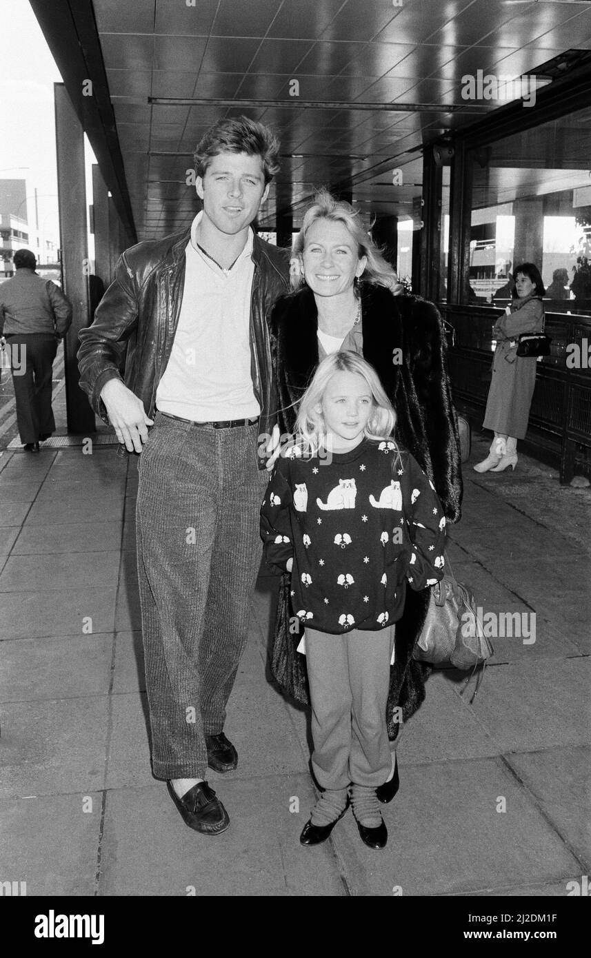 Maxwell Caulfield, de l'opéra de savon les Colbys, et la femme Juliet Mills et sa fille Melissa arrivent à l'aéroport de Gatwick de Los Angeles pour les vacances de Noël. 19th décembre 1986. Banque D'Images