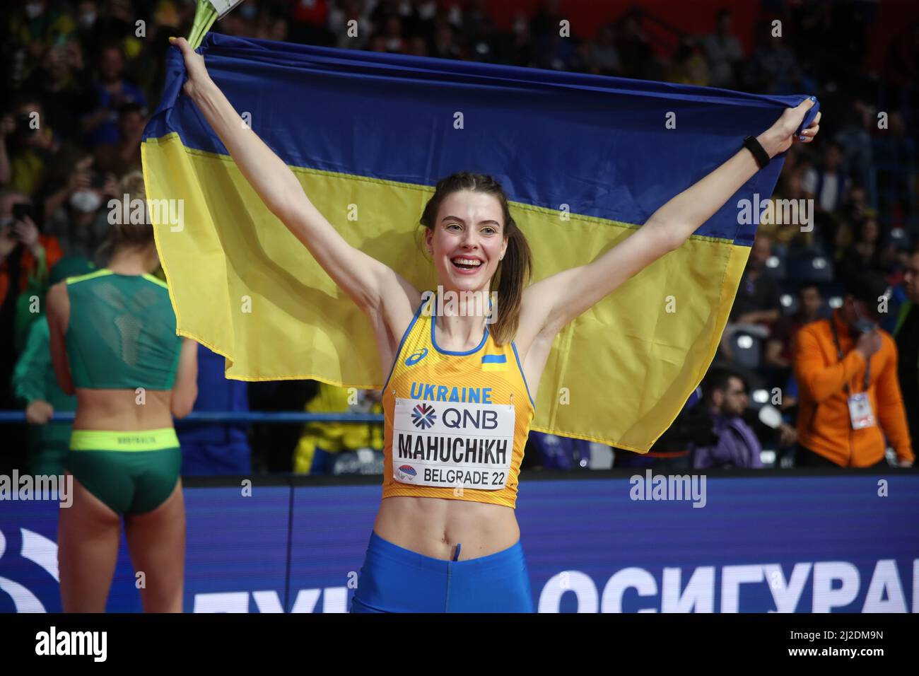 Yaroslava Mahuchikh (UKR) pose avec le drapeau Ukraninan après avoir remporté le saut en hauteur des femmes à 6-7 1/2 (2,02m) pendant les World Athletics Indoor Champions Banque D'Images