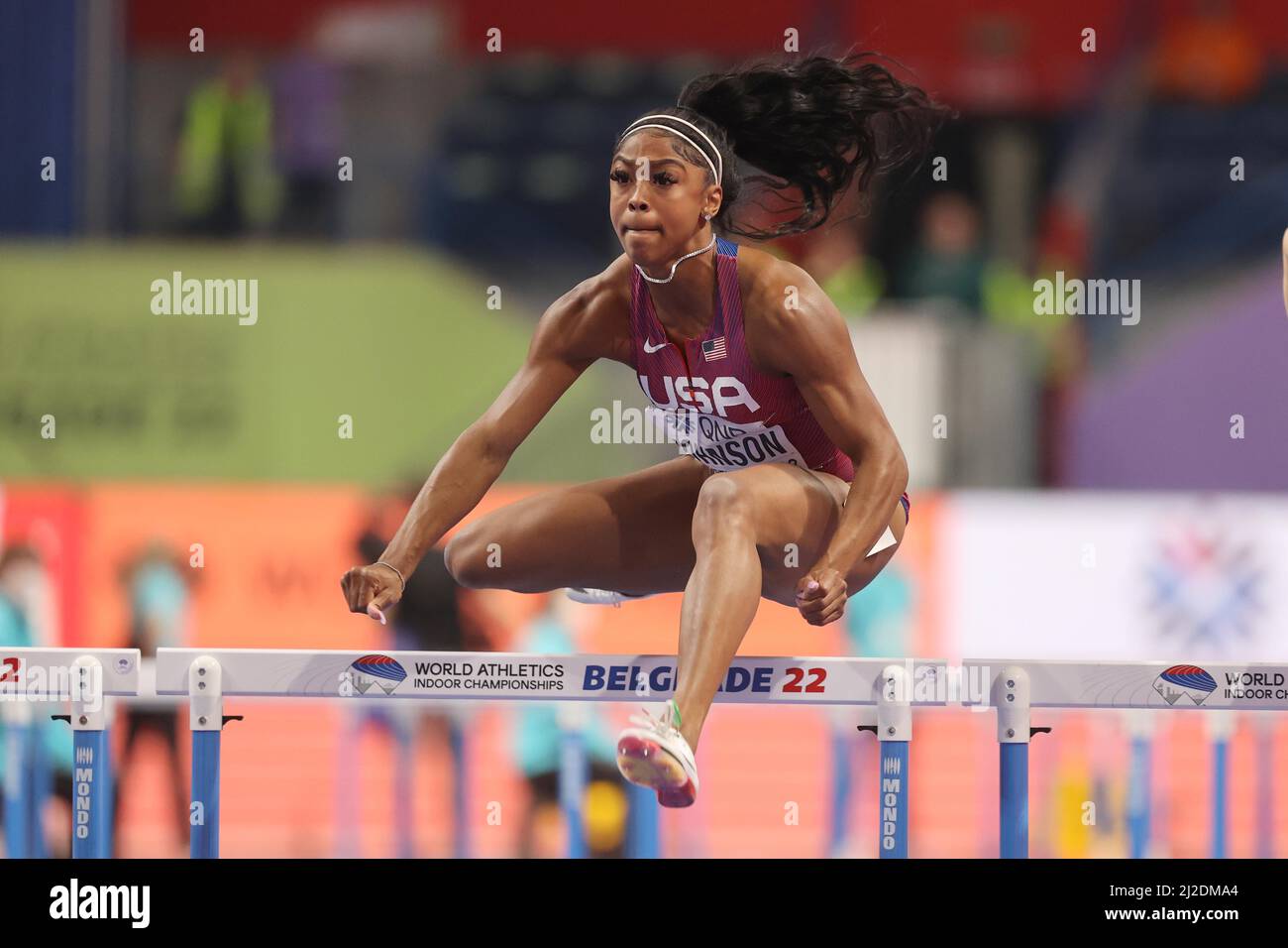 Alaysha Johnson (Etats-Unis) court dans les 60m haies pour femmes pendant les Championnats du monde d'athlétisme en salle, samedi 19 mars 2022, à Belgrade, Serbie. ( Banque D'Images