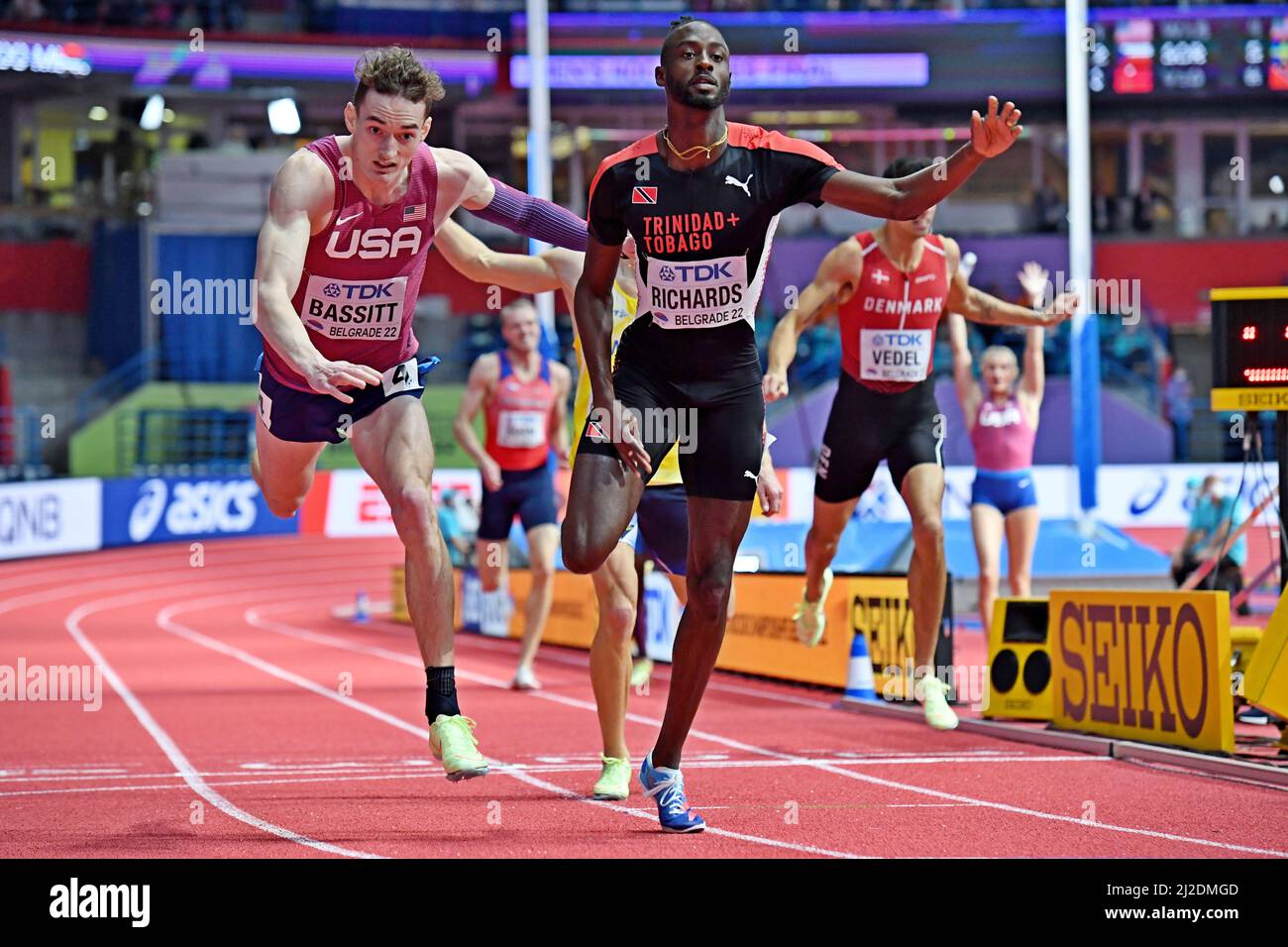 Jereem Richards (TTO) bat Trevor Bassitt (Etats-Unis) pour gagner les 400m, 45,00 à 45,05, lors des Championnats du monde d'athlétisme en salle, samedi 19 mars Banque D'Images