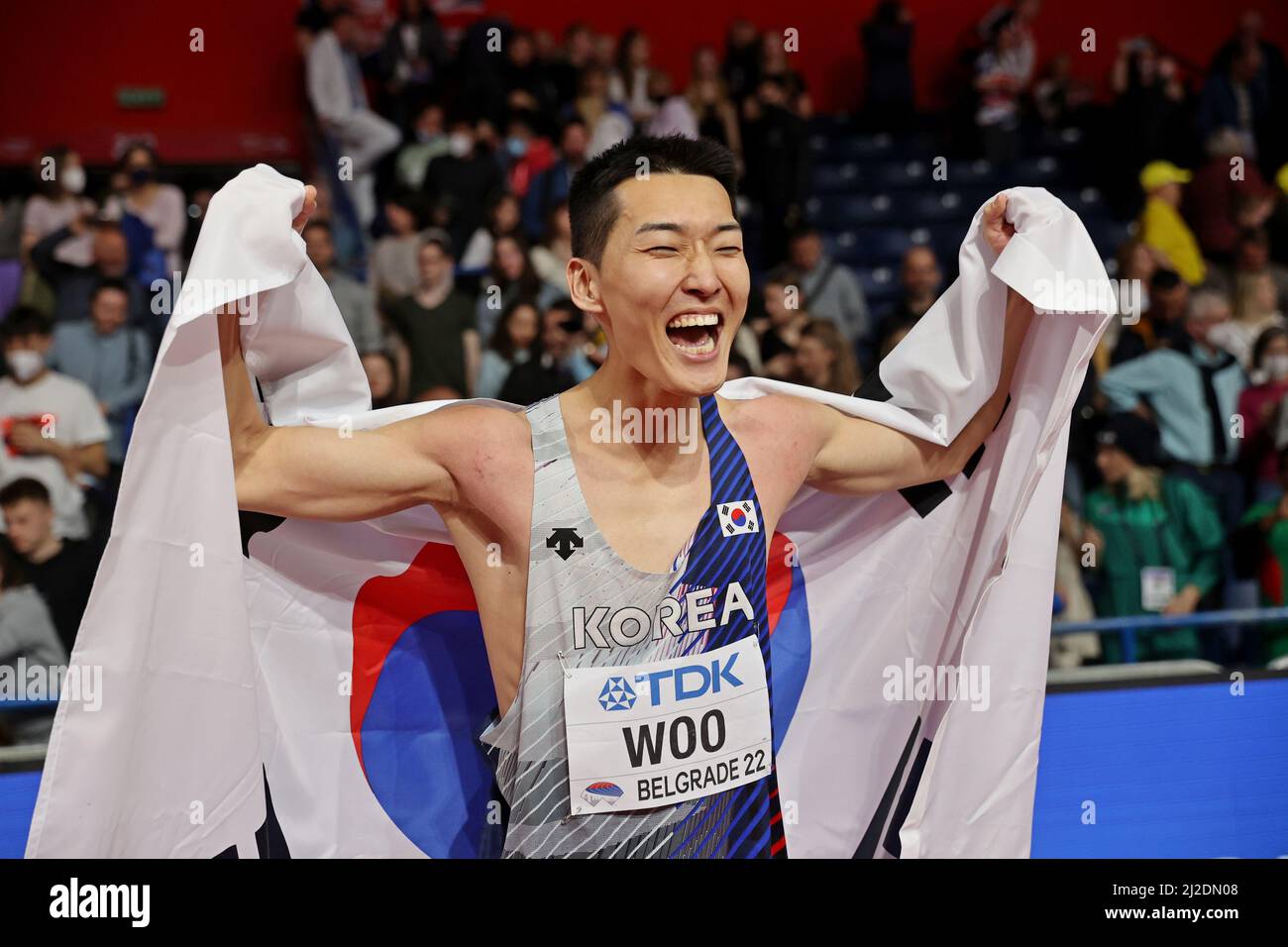 Sang-Hyeok Woo (KOR) fête avec le drapeau coréen après avoir remporté le saut à 7-8 (2,34m) lors des Championnats du monde d'athlétisme en salle, dimanche Ma Banque D'Images