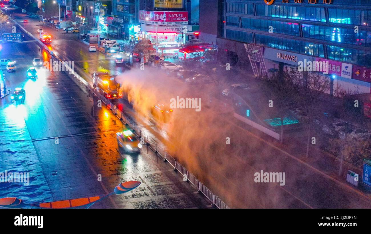 TENGZHOU, CHINE - 1 AVRIL 2022 - un véhicule de prévention et de désinfection des épidémies désinfecte les installations publiques de la ville de Tengzhou, dans la province de Shandong, sur le Banque D'Images