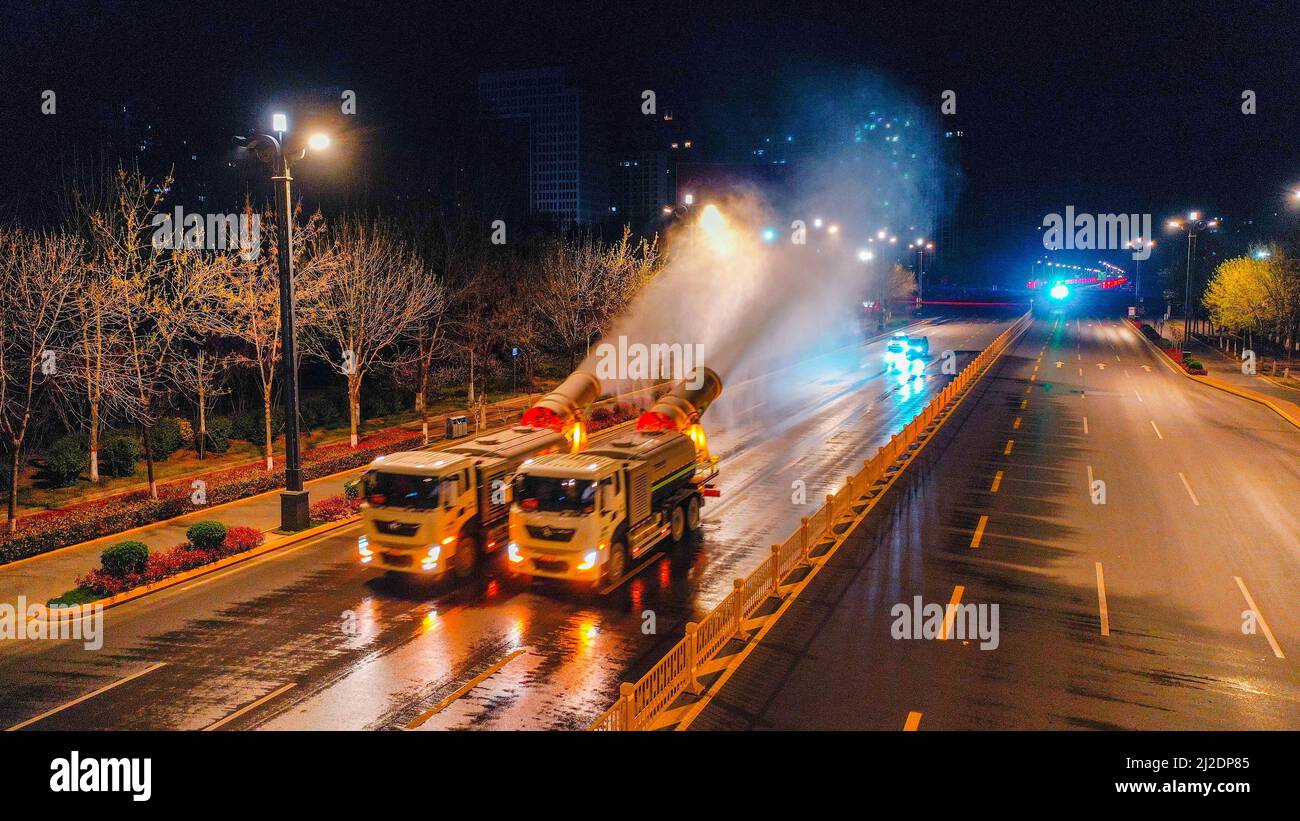 TENGZHOU, CHINE - 1 AVRIL 2022 - un véhicule de prévention et de désinfection des épidémies désinfecte les installations publiques de la ville de Tengzhou, dans la province de Shandong, sur le Banque D'Images