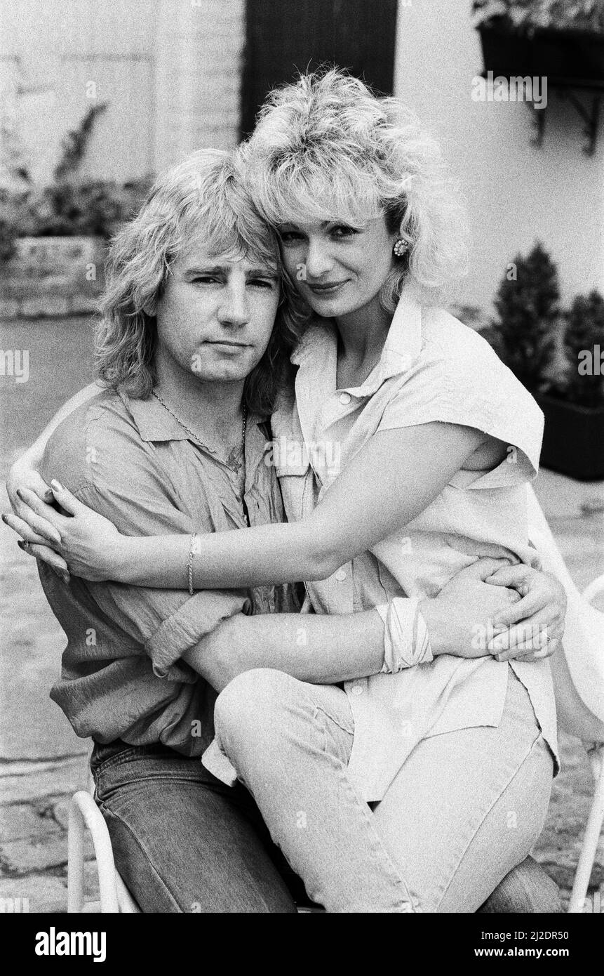 Rick Parfitt, membre de la bande du statu quo, et sa nouvelle petite amie Patty Beedon. 12th juillet 1985. Banque D'Images