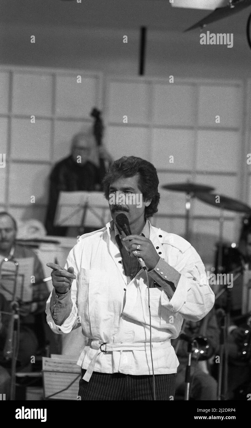 La superstar du chant Engelbert Humperdinck se présentant sur le spectacle de la BBC « Pebble Mill at One ». 24th avril 1985 Banque D'Images