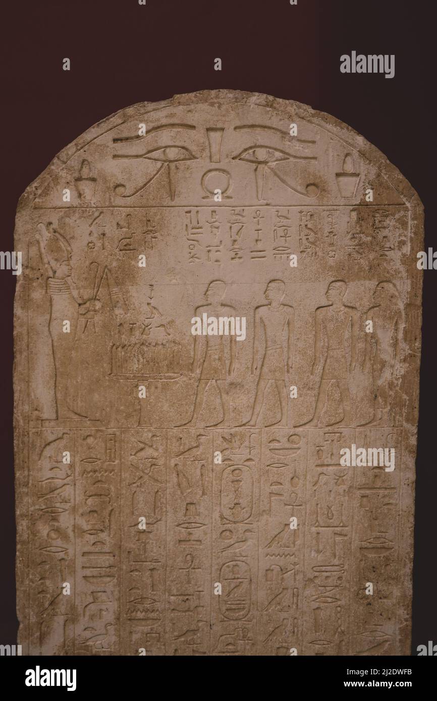 Plaques et murs égyptiens anciens transportant des hiéroglyphes au Musée égyptien du Caire Banque D'Images