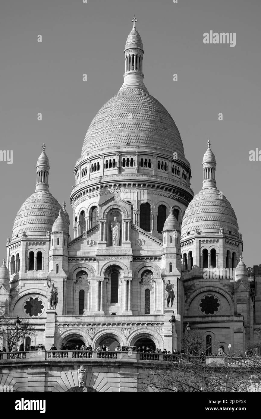 Paris, France - 22 mars 2022 : vue sur la belle et célèbre église blanche le Sacré-cœur à Montmartre Paris lors d'une belle journée en noir et blanc Banque D'Images