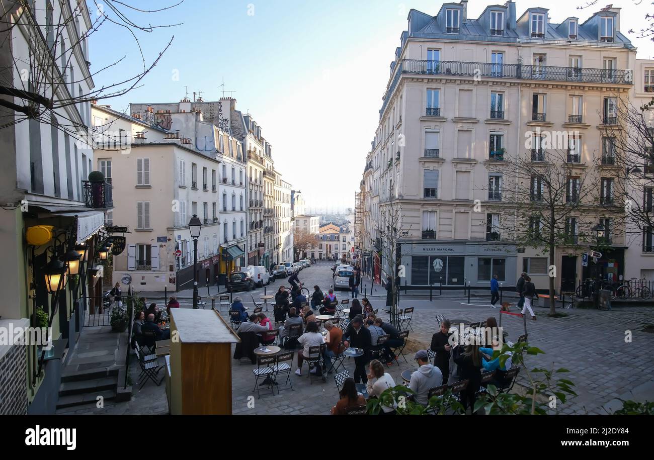 Paris, France - 22 mars 2022 : Parisiens et touristes assis dans un café pittoresque et sirotant un verre à Paris Banque D'Images