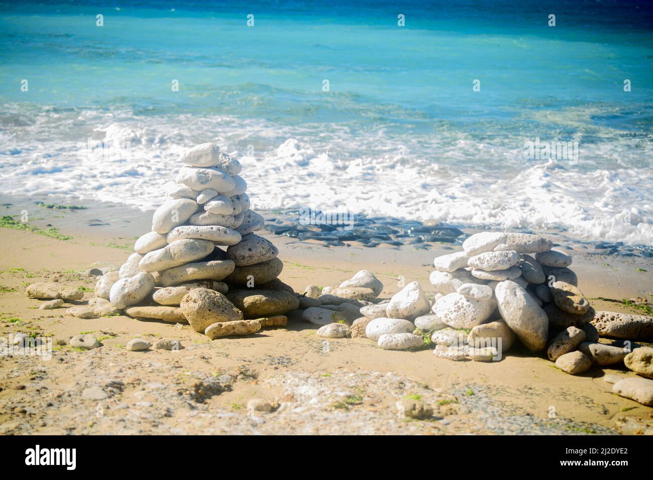 Pile de pierre sur la plage du phare Phare Des baleines sur l'île de Ré dans La France un été ensoleillé Banque D'Images