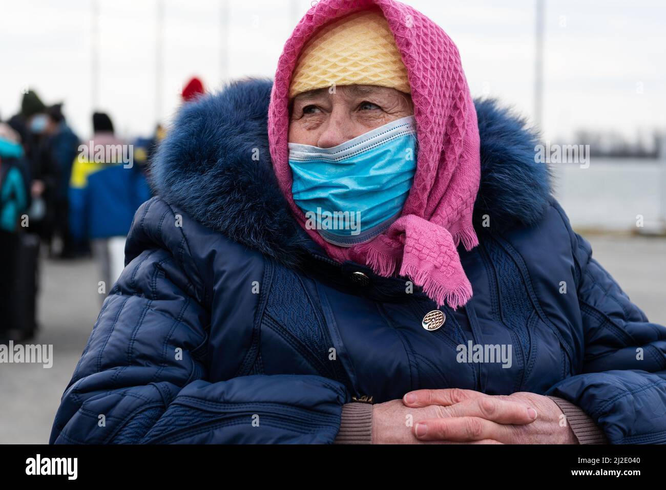 Le réfugié ukrainien arrive à la station frontalière d'Isaccea (Roumanie) le 26 février 2022. Banque D'Images