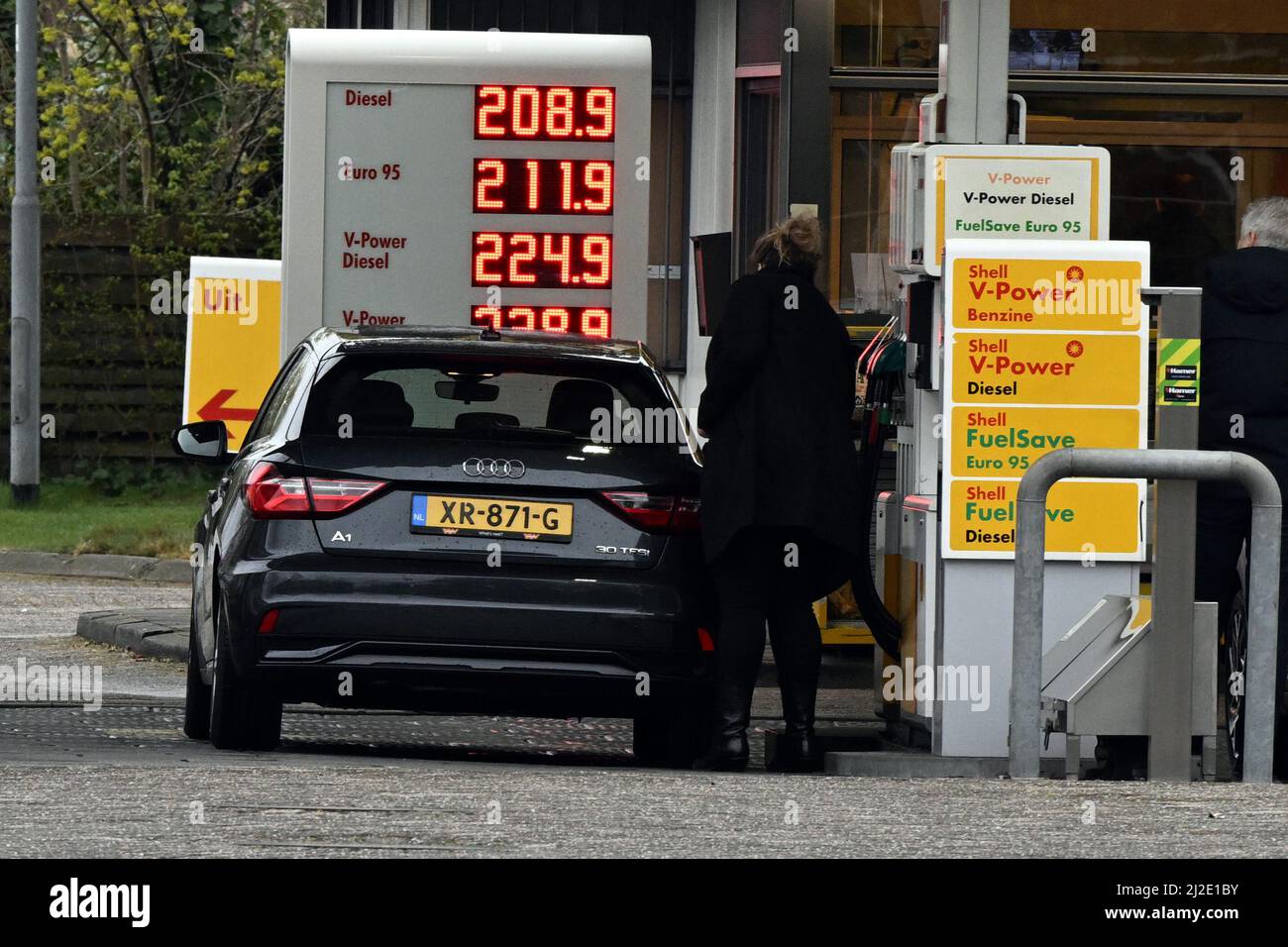 Venlo, pays-Bas. 01st avril 2022. Les prix du carburant sont indiqués sur  un panneau d'affichage d'une station-service aux pays-Bas. Malgré les prix  du carburant moins chers aux pays-Bas, il n'y a pas