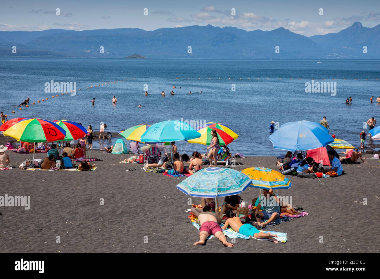 Chili, plage de la ville Pucon sur la rive du lac Villarrica, également connu sous le nom de Mallalafquén dans le district des lacs du Chili dans la zone sud-est du Provid Banque D'Images