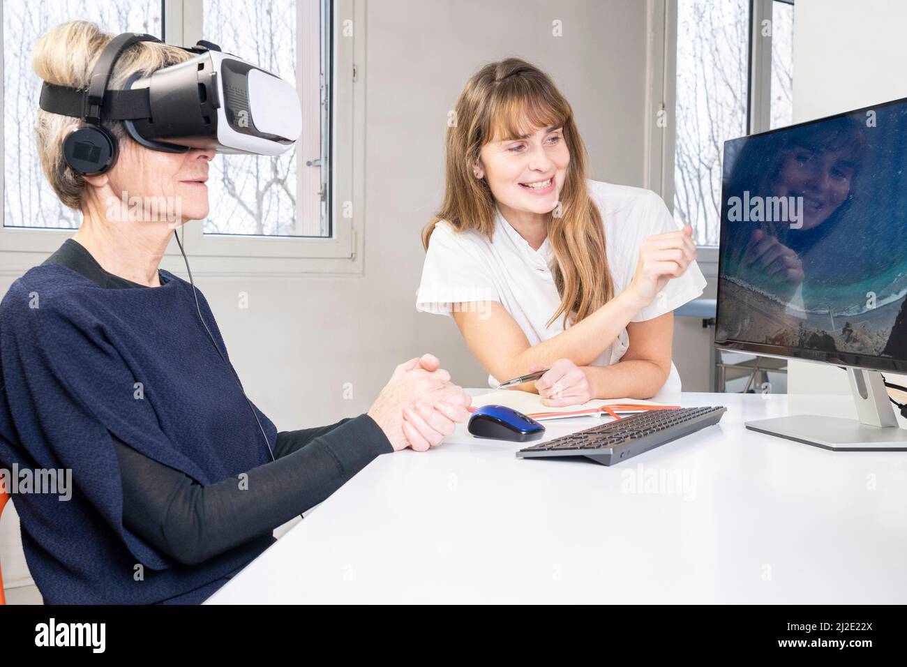 Femme âgée en casque de réalité virtuelle Banque D'Images