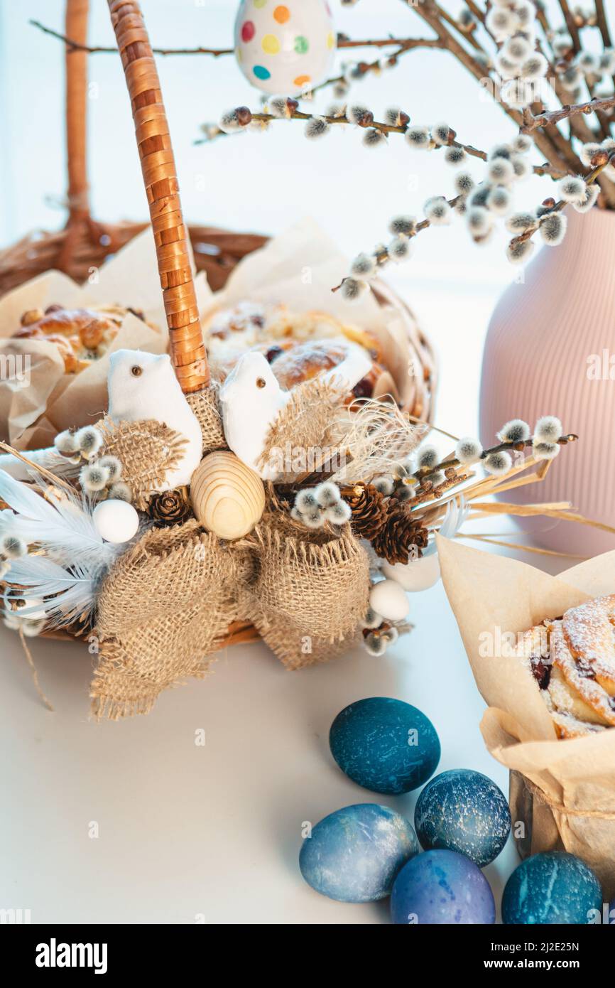 Panier de Pâques avec œufs et kraffin. Style rustique. Banque D'Images