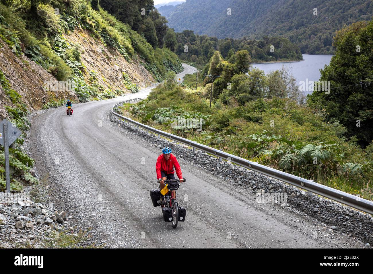 Chili, 29-01-2020, cyclistes sur leur vélo sur la Carretera Austral entre la Junta et Puyuhuapi. Banque D'Images