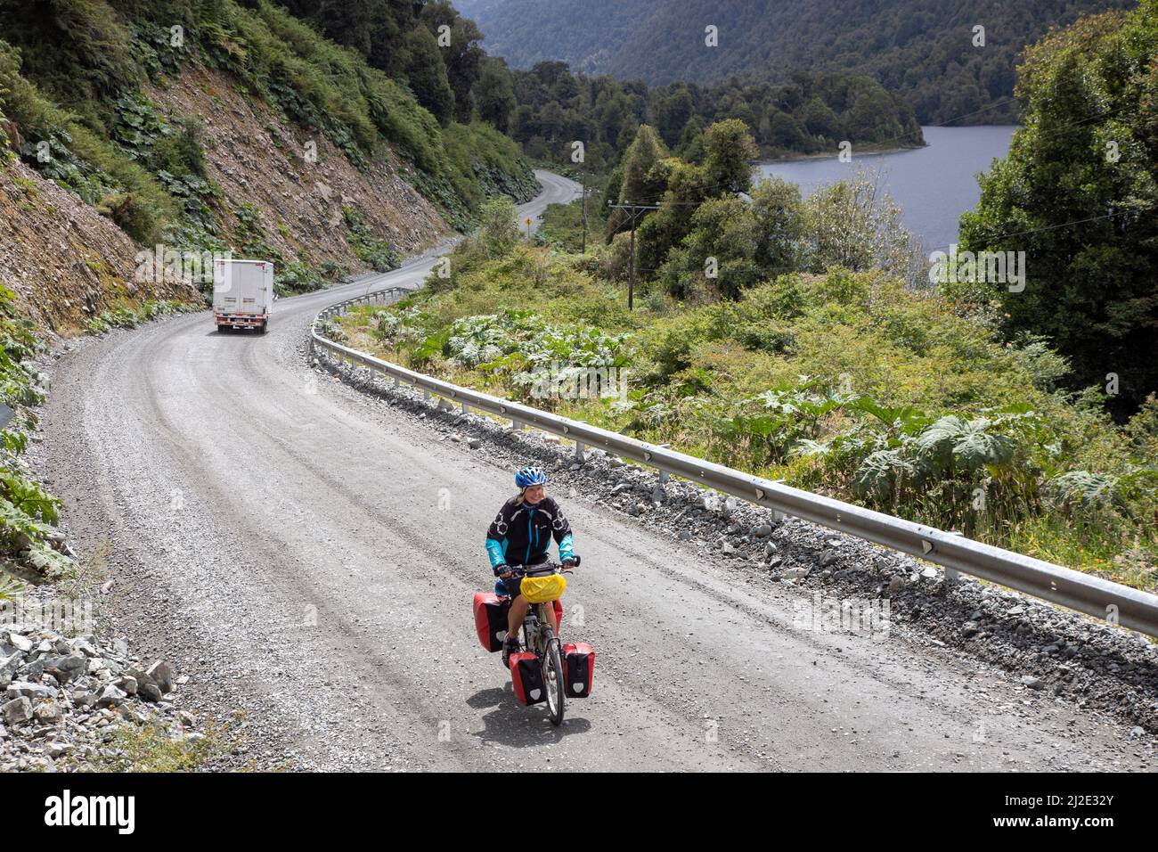 Chili, 29-01-2020, cyclistes sur leur vélo sur la Carretera Austral entre la Junta et Puyuhuapi. Banque D'Images