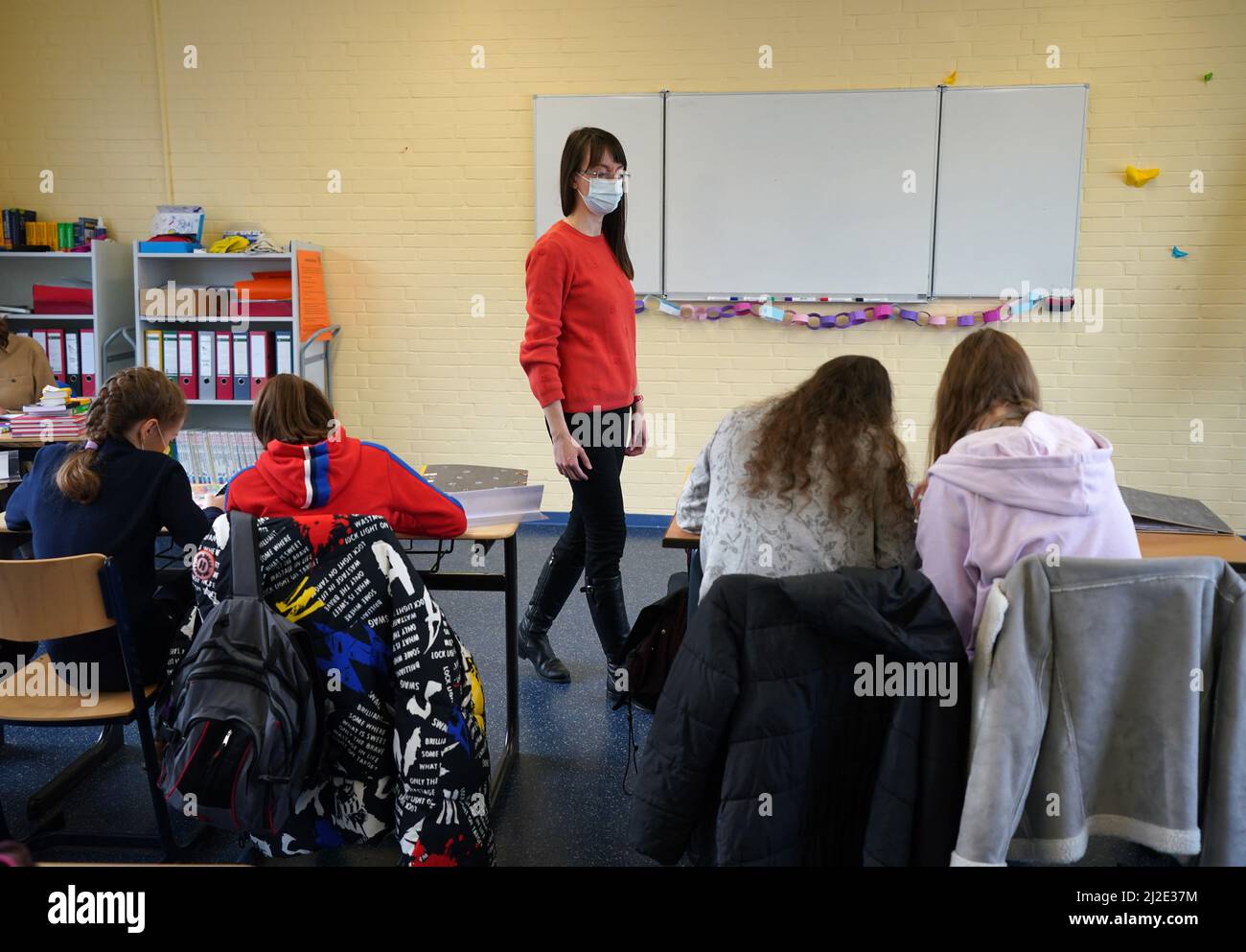 Norderstedt, Allemagne. 01st avril 2022. L'enseignante ukrainienne Iryna Mikulska accompagne les cours d'art d'une classe avec des étudiants qui ont fui l'Ukraine à l'école communautaire de Harksheide. Iryna Mikulska est professeur d'anglais diplômé de Kiev. La jeune femme s'est enfui en Allemagne peu après le début de la guerre en Ukraine. À l'avenir, elle enseignera dans la section DAZ (allemand langue seconde) de l'école. Credit: Marcus Brandt/dpa - ATTENTION: Seulement pour une utilisation éditoriale dans le cadre du rapport actuel et seulement avec la mention complète de la Credit/dpa/Alay Live News ci-dessus Banque D'Images