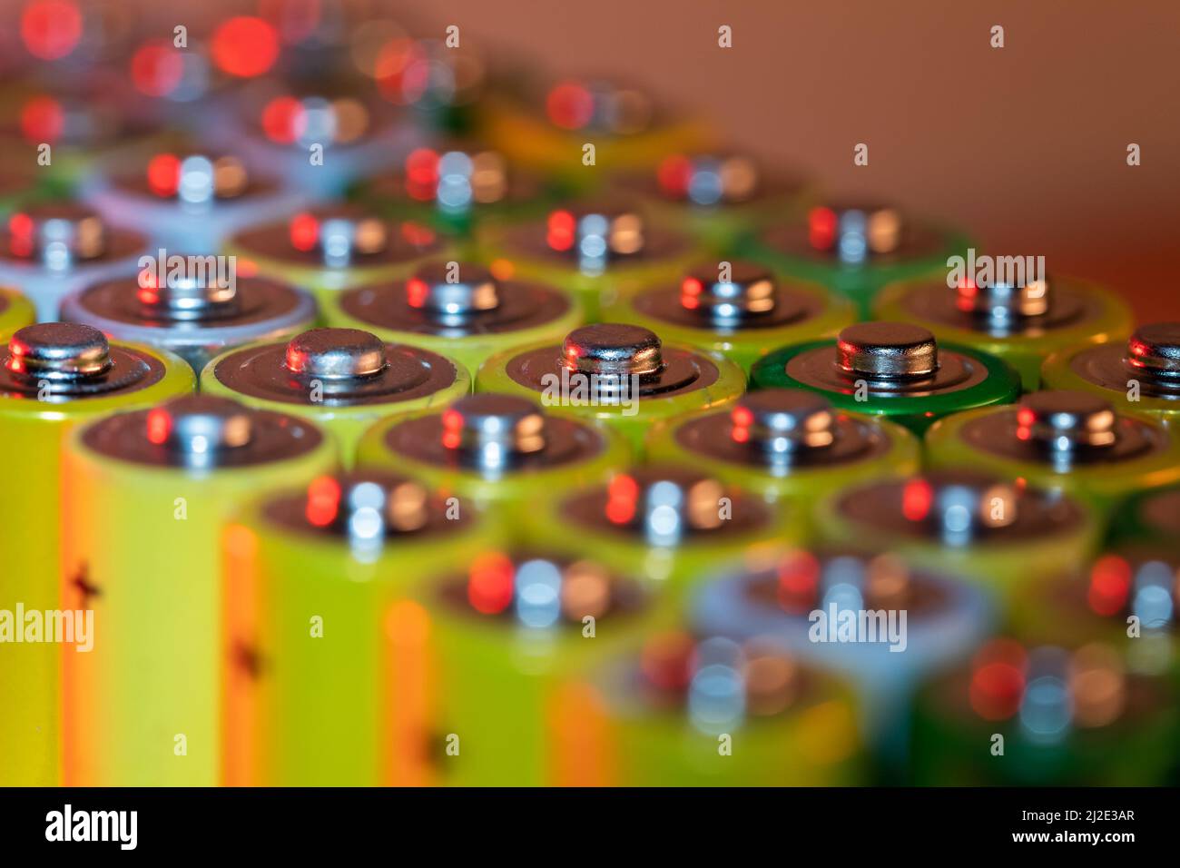 Gros plan des extrémités positives des piles déchargées, tailles AA, prise de vue macro, mise au point sélective. Batterie usagée Banque D'Images