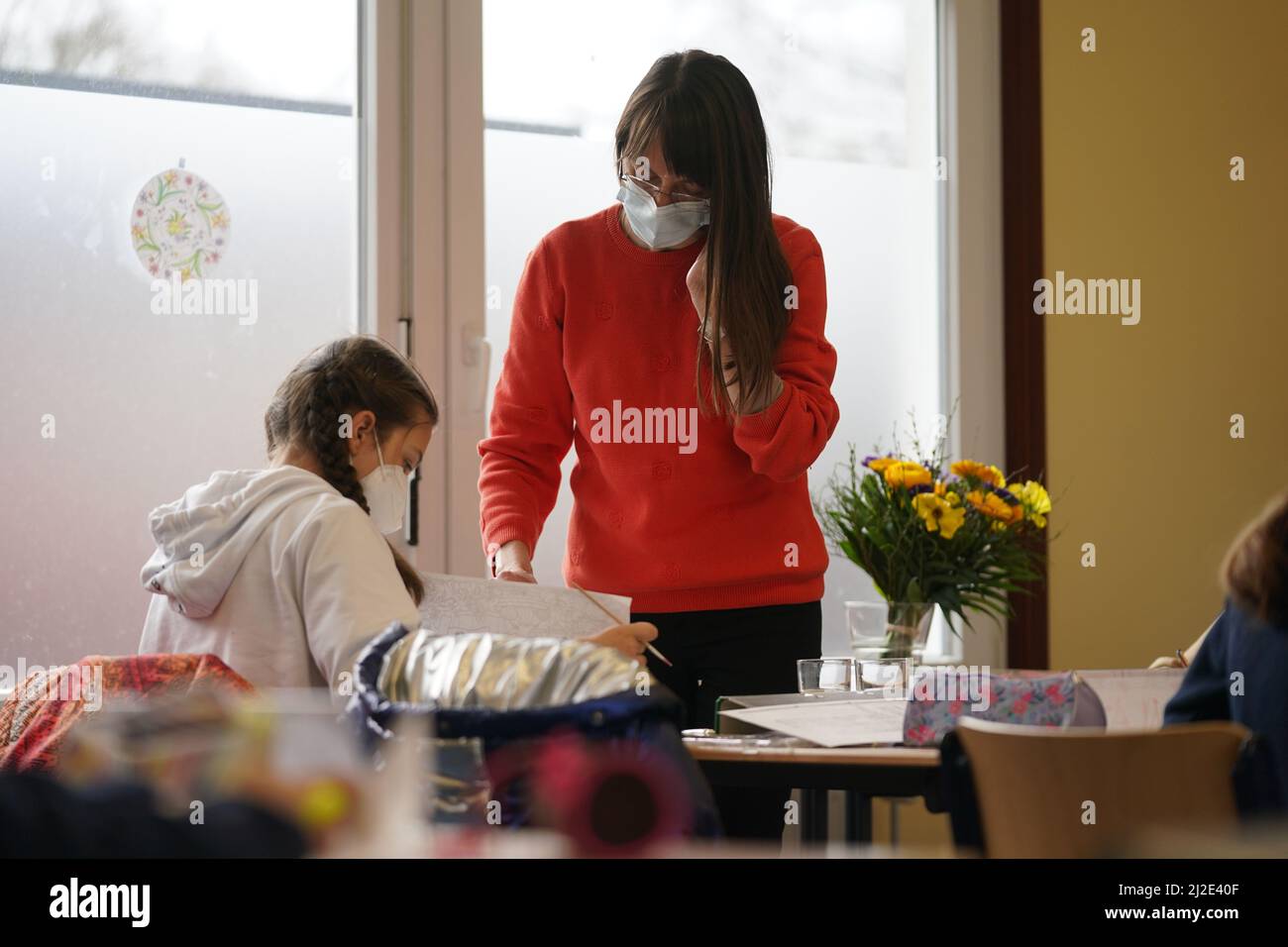 Norderstedt, Allemagne. 01st avril 2022. L'enseignante ukrainienne Iryna Mikulska accompagne les cours d'art d'une classe avec des étudiants qui ont fui l'Ukraine à l'école communautaire de Harksheide. Iryna Mikulska est professeur d'anglais diplômé de Kiev. La jeune femme s'est enfui en Allemagne peu après le début de la guerre en Ukraine. À l'avenir, elle enseignera dans la section DAZ (allemand langue seconde) de l'école. Credit: Marcus Brandt/dpa - ATTENTION: Seulement pour une utilisation éditoriale dans le cadre du rapport actuel et seulement avec la mention complète de la Credit/dpa/Alay Live News ci-dessus Banque D'Images