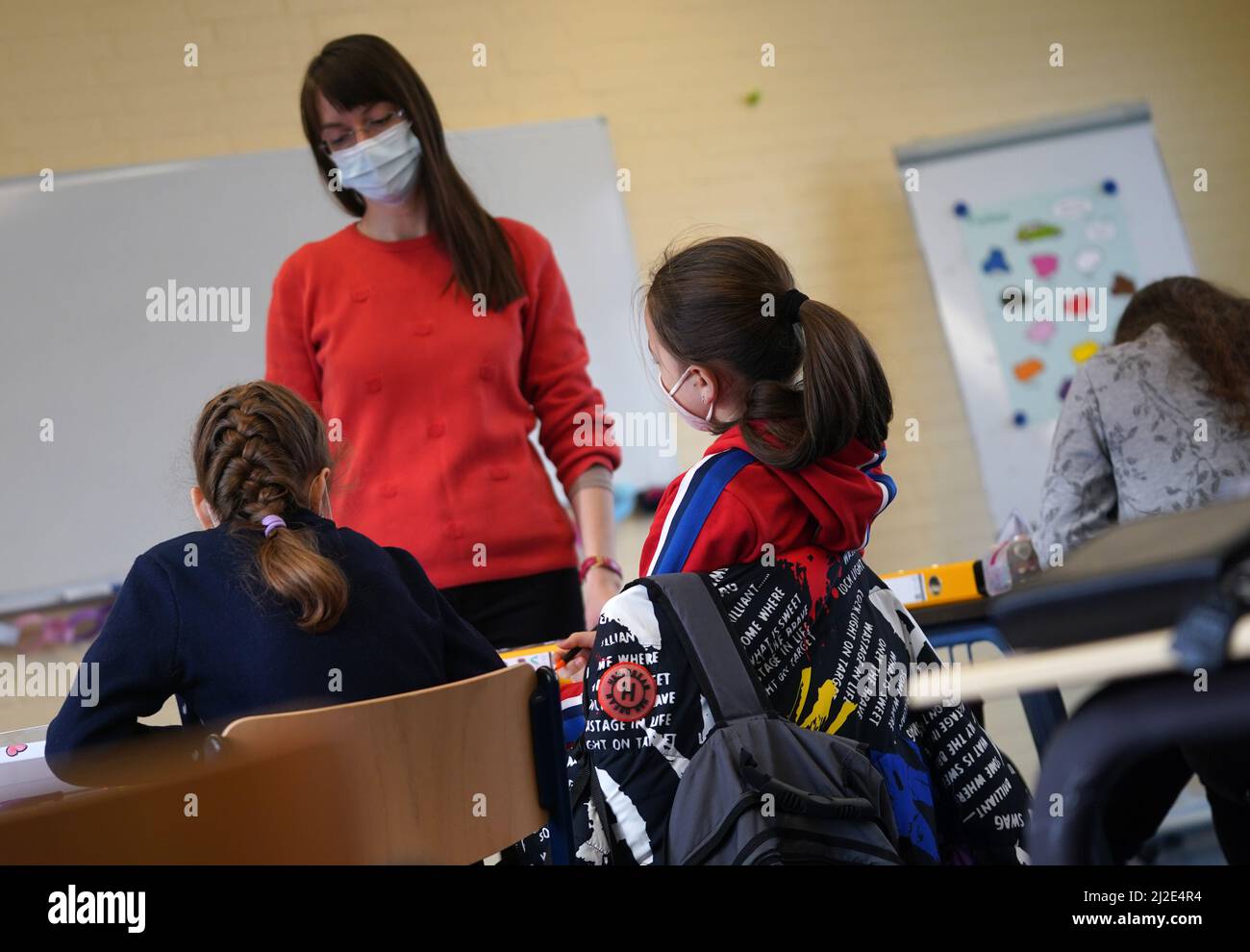 Norderstedt, Allemagne. 01st avril 2022. L'enseignante ukrainienne Iryna Mikulska (retour) accompagne une classe d'étudiants qui ont fui l'Ukraine dans des cours d'art à l'école communautaire de Harksheide. Iryna Mikulska est professeur d'anglais diplômé de Kiev. La jeune femme s'est enfui en Allemagne peu après le début de la guerre en Ukraine. À l'avenir, elle enseignera dans la section DAZ (allemand langue seconde) de l'école. Credit: Marcus Brandt/dpa - ATTENTION: Seulement pour une utilisation éditoriale dans le cadre du rapport actuel et seulement avec la mention complète de la Credit/dpa/Alay Live News ci-dessus Banque D'Images