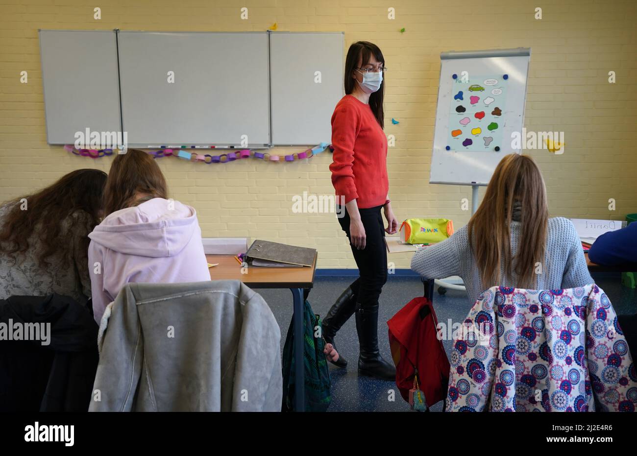 Norderstedt, Allemagne. 01st avril 2022. L'enseignante ukrainienne Iryna Mikulska accompagne les cours d'art d'une classe avec des étudiants qui ont fui l'Ukraine à l'école communautaire de Harksheide. Iryna Mikulska est professeur d'anglais diplômé de Kiev. La jeune femme s'est enfui en Allemagne peu après le début de la guerre en Ukraine. À l'avenir, elle enseignera dans la section DAZ (allemand langue seconde) de l'école. Credit: Marcus Brandt/dpa - ATTENTION: Seulement pour une utilisation éditoriale dans le cadre du rapport actuel et seulement avec la mention complète de la Credit/dpa/Alay Live News ci-dessus Banque D'Images