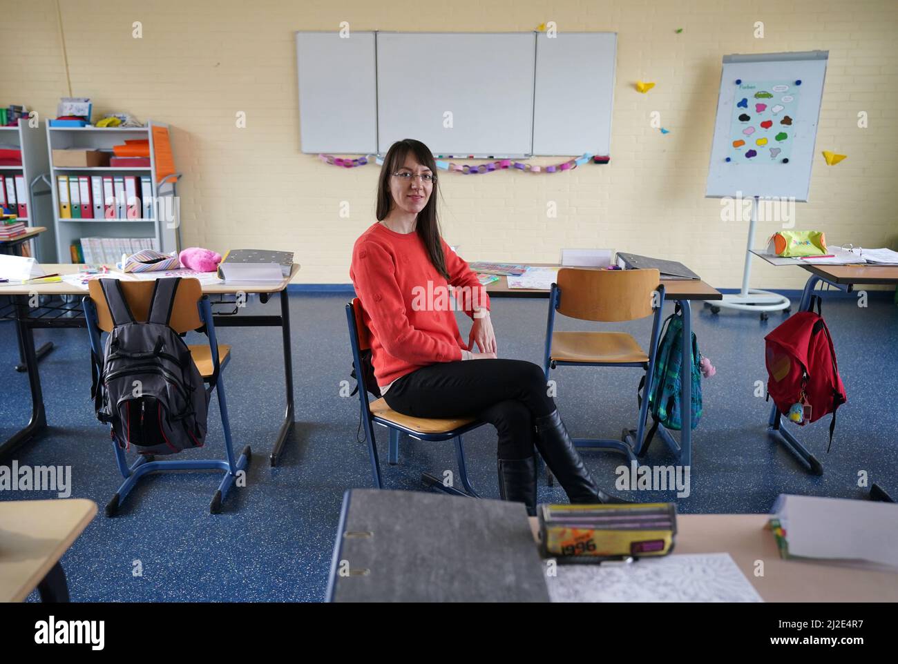 Norderstedt, Allemagne. 01st avril 2022. L'enseignante ukrainienne Iryna Mikulska est assise dans une salle de classe à l'école communautaire Harksheide. Iryna Mikulska est professeur d'anglais à Kiev. La jeune femme s'est enfui en Allemagne peu après le début de la guerre en Ukraine. À l'avenir, elle enseignera dans la section DAZ (allemand langue seconde) de l'école. Credit: Marcus Brandt/dpa - ATTENTION: Seulement pour une utilisation éditoriale dans le cadre du rapport actuel et seulement avec la mention complète de la Credit/dpa/Alay Live News ci-dessus Banque D'Images