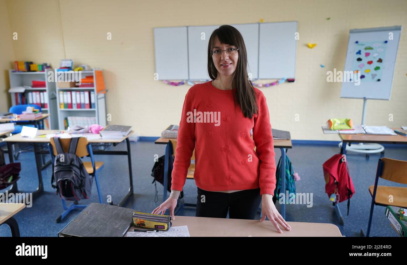Norderstedt, Allemagne. 01st avril 2022. L'enseignante ukrainienne Iryna Mikulska se trouve dans une salle de classe à l'école communautaire Harksheide. Iryna Mikulska est professeur d'anglais à Kiev. La jeune femme s'est enfui en Allemagne peu après le début de la guerre en Ukraine. À l'avenir, elle enseignera dans la section DAZ (allemand langue seconde) de l'école. Credit: Marcus Brandt/dpa - ATTENTION: Seulement pour une utilisation éditoriale dans le cadre du rapport actuel et seulement avec la mention complète de la Credit/dpa/Alay Live News ci-dessus Banque D'Images