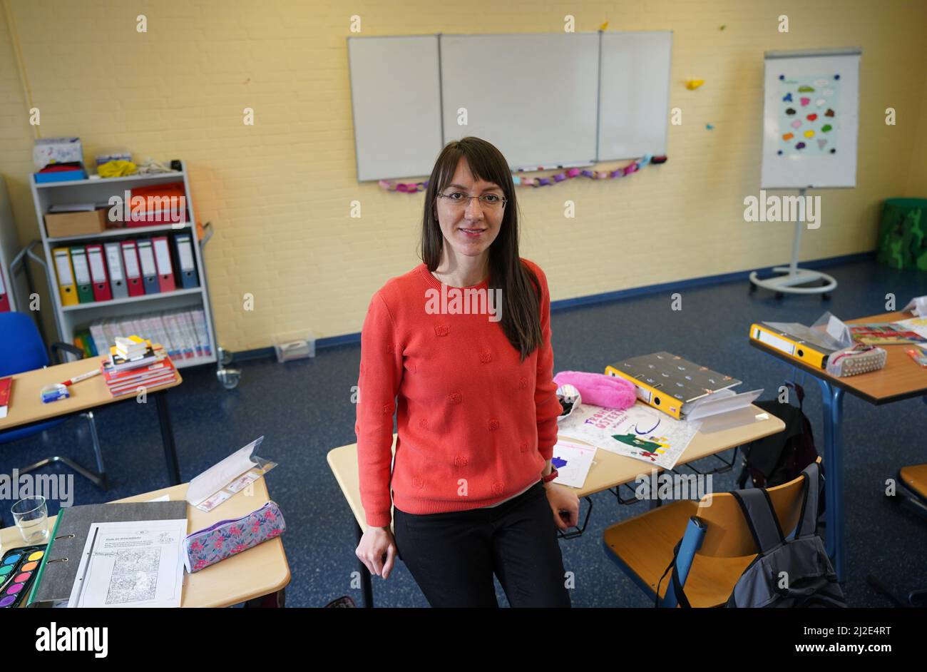 Norderstedt, Allemagne. 01st avril 2022. L'enseignante ukrainienne Iryna Mikulska se trouve dans une salle de classe à l'école communautaire Harksheide. Iryna Mikulska est professeur d'anglais à Kiev. La jeune femme s'est enfui en Allemagne peu après le début de la guerre en Ukraine. À l'avenir, elle enseignera dans la section DAZ (allemand langue seconde) de l'école. Credit: Marcus Brandt/dpa - ATTENTION: Seulement pour une utilisation éditoriale dans le cadre du rapport actuel et seulement avec la mention complète de la Credit/dpa/Alay Live News ci-dessus Banque D'Images