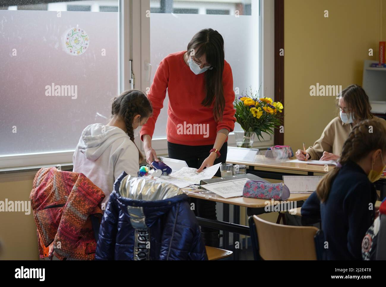 Norderstedt, Allemagne. 01st avril 2022. L'enseignante ukrainienne Iryna Mikulska (M) accompagne une classe d'étudiants qui ont fui l'Ukraine dans des cours d'art à l'école communautaire de Harksheide. Iryna Mikulska est professeur d'anglais diplômé de Kiev. La jeune femme s'est enfui en Allemagne peu après le début de la guerre en Ukraine. À l'avenir, elle enseignera dans la section DAZ (allemand langue seconde) de l'école. Credit: Marcus Brandt/dpa - ATTENTION: Seulement pour une utilisation éditoriale dans le cadre du rapport actuel et seulement avec la mention complète de la Credit/dpa/Alay Live News ci-dessus Banque D'Images
