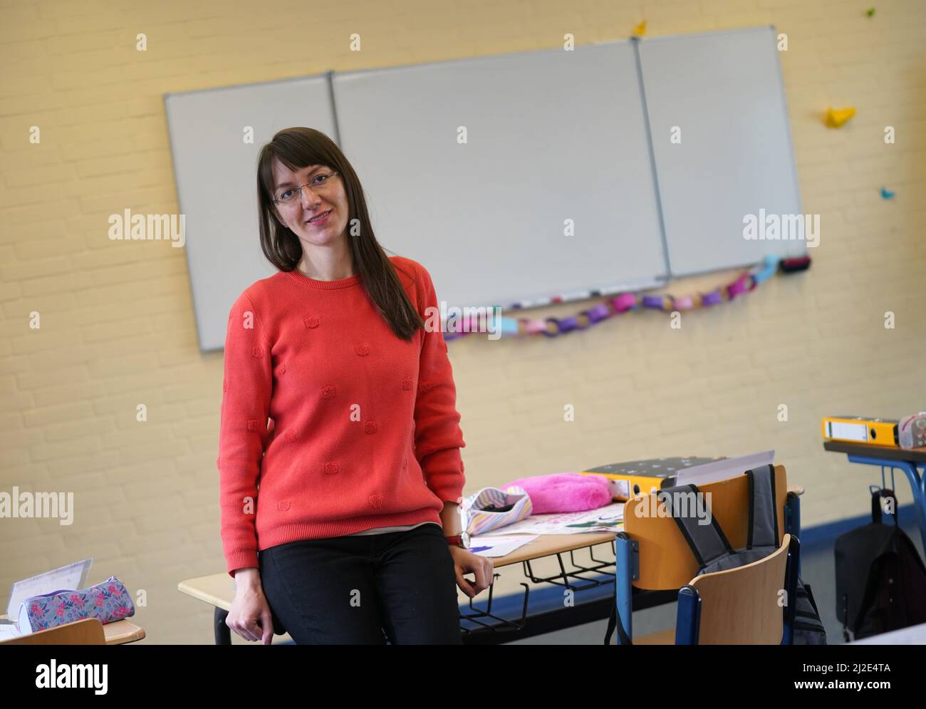 Norderstedt, Allemagne. 01st avril 2022. L'enseignante ukrainienne Iryna Mikulska se trouve dans une salle de classe à l'école communautaire Harksheide. Iryna Mikulska est professeur d'anglais à Kiev. La jeune femme s'est enfui en Allemagne peu après le début de la guerre en Ukraine. À l'avenir, elle enseignera dans la section DAZ (allemand langue seconde) de l'école. Credit: Marcus Brandt/dpa - ATTENTION: Seulement pour une utilisation éditoriale dans le cadre du rapport actuel et seulement avec la mention complète de la Credit/dpa/Alay Live News ci-dessus Banque D'Images