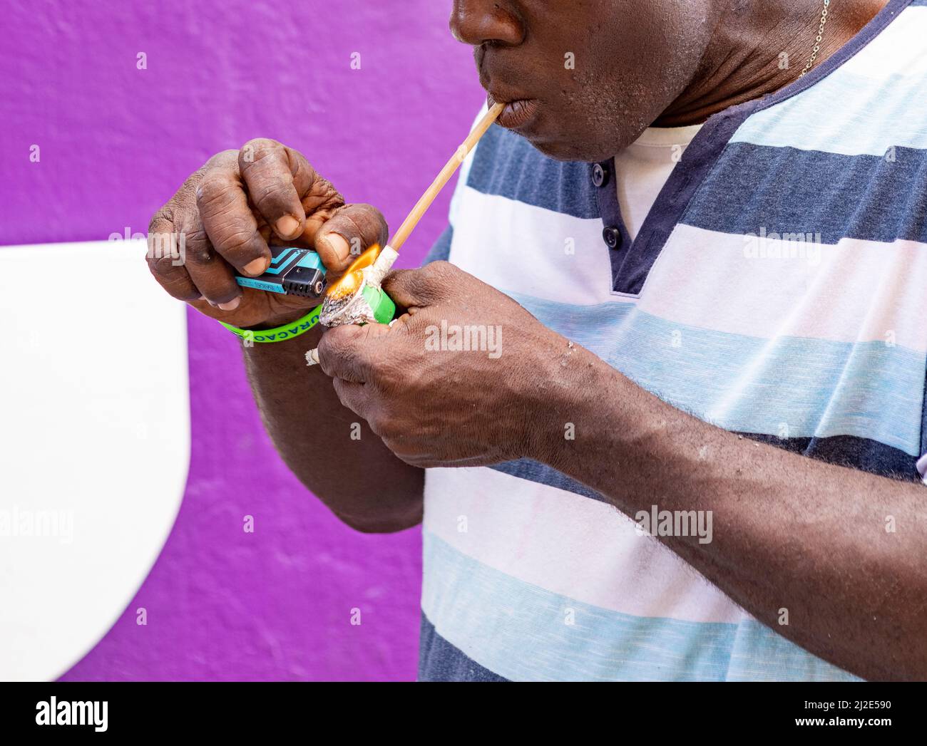 Homme fuquant crack dans les rues de Curaçao Banque D'Images