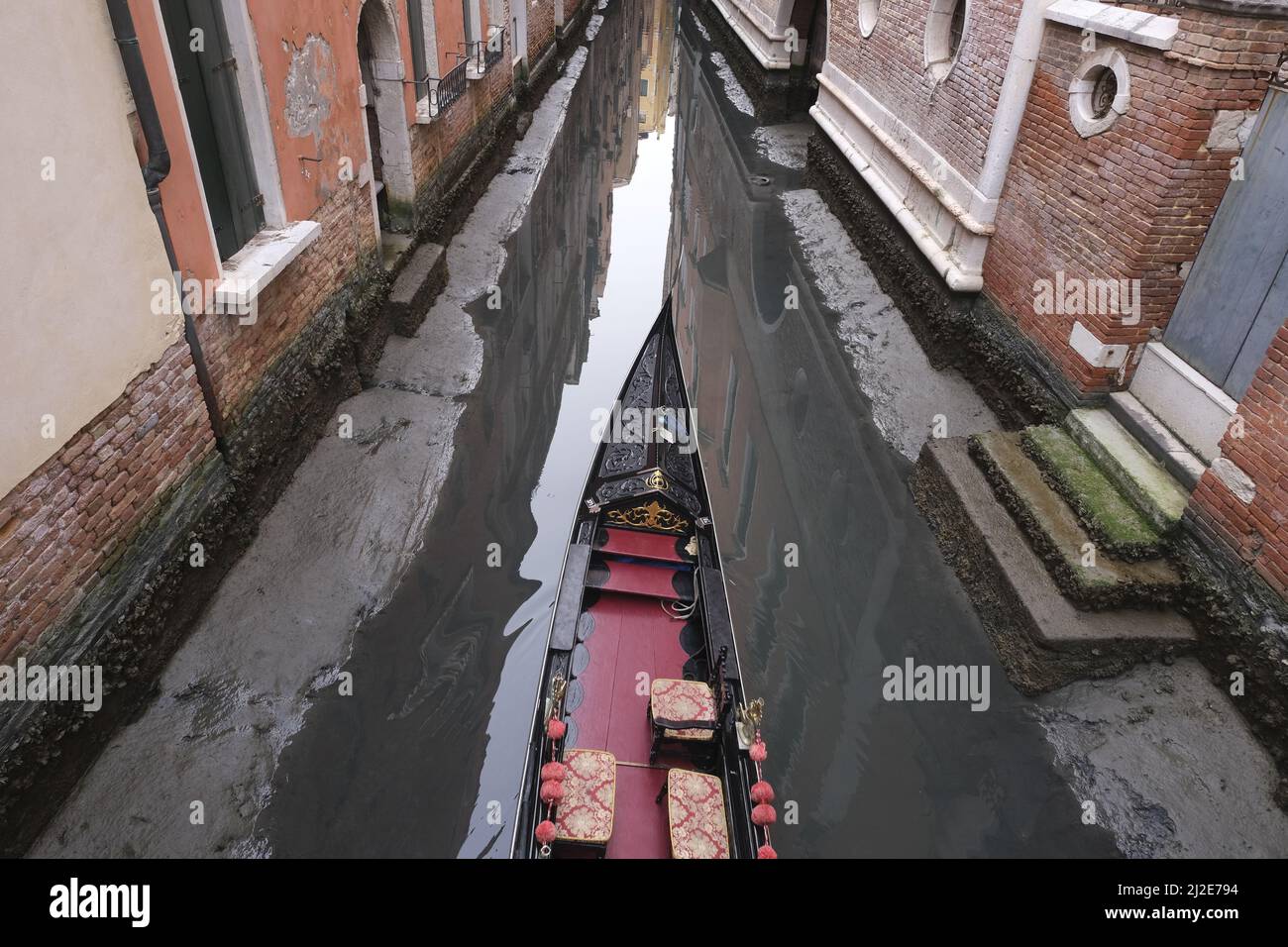 La marée basse aujourd'hui à Venise a atteint -50 centimètres au-dessus du niveau moyen de la mer, causant des problèmes à la navigation le 17 mars 2022 à Venise Banque D'Images