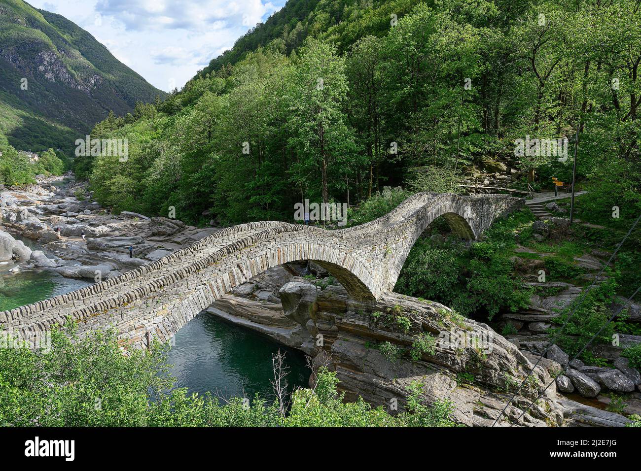 Pont d'arche à Lavertèzzo dans la vallée de la Verzasca, canton du Tessin, Suisse Banque D'Images