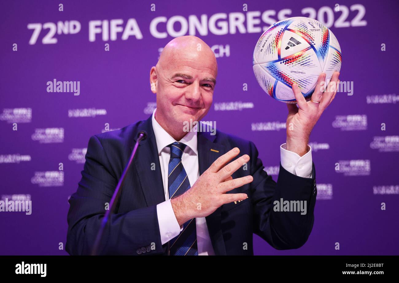 Doha, Qatar. 31st mars 2022. Football: Congrès de la FIFA 2022. Le président de la FIFA, Gianni Infantino, tient la balle de match officielle 'Al Rihla' (« le voyage » en arabe) pour la coupe du monde 2022 au Qatar lors d'une conférence de presse après le Congrès de la Fifa au Centre des expositions et des congrès de Doha (DECC). Credit: Christian Charisius/dpa/Alay Live News Banque D'Images