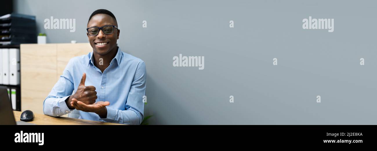 Jeune Africain américain apprentissage de la langue des signes Banque D'Images