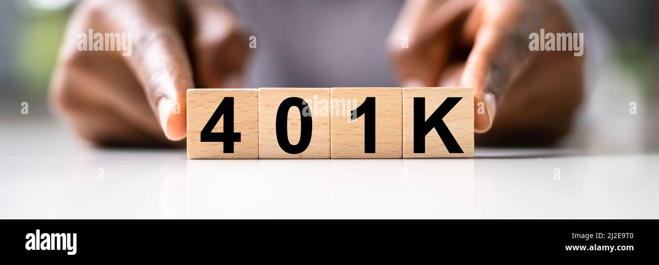 African American Man avec 401K blocs. Revenu investissement d'argent Banque D'Images