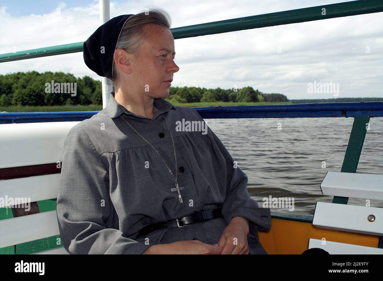 Augustów, Pologne, Polen, Polska, Une religieuse pensive regarde tout droit. Eine nachdenkliche Nonne schaut geradeaus. Una monja pensativa mira al frente. Banque D'Images