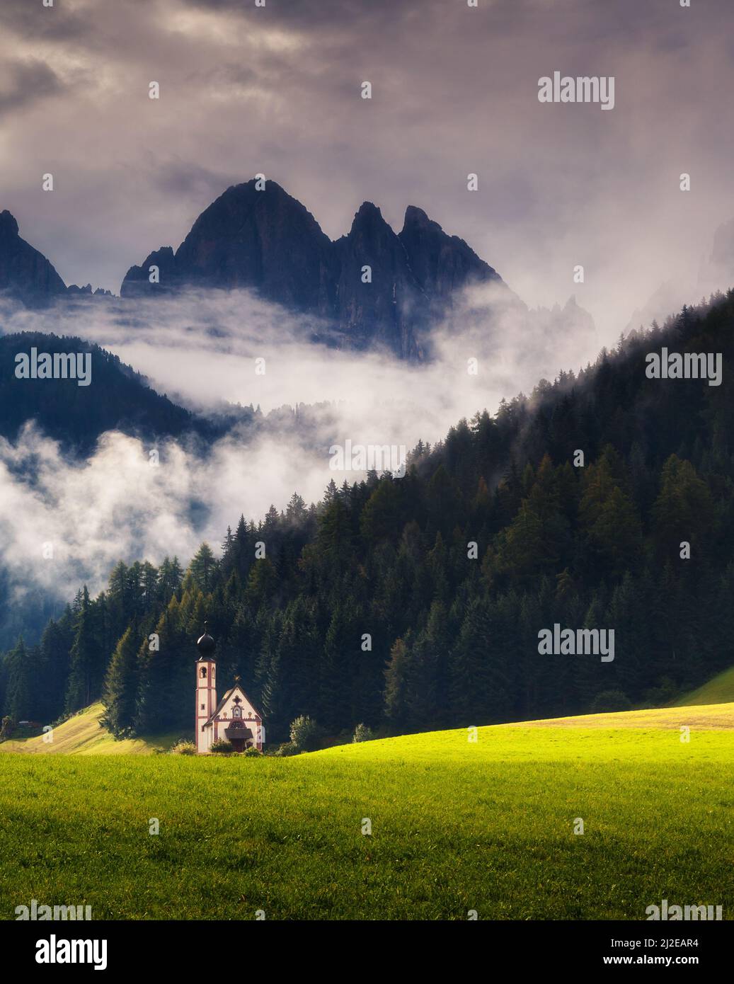 Campagne vue foggy de la Santa Maddalena dans le parc national Puez Odle ou Geisler sommets (Val di Funes) Dolomites, Tyrol du Sud. Lieu Bolzan Banque D'Images
