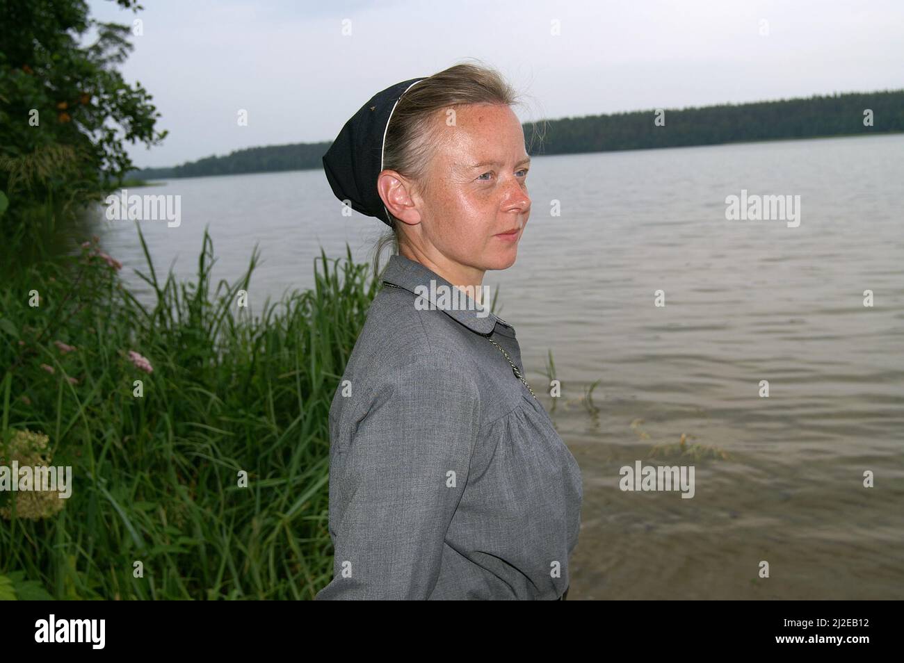 Augustów Pologne, Polen, Polska, Portrait d'une nonne sur le fond du lac. Betrieb einer Bührung. 湖背景上的修女肖像。Zakonnica Banque D'Images