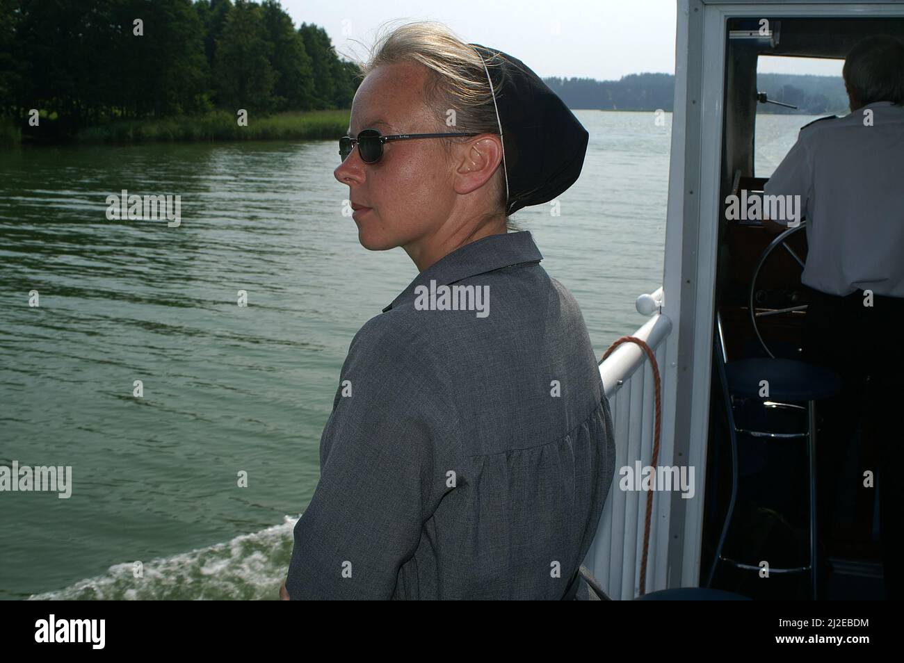 Wigry Podlasie Pologne Polen, Polska, Un portrait d'une nonne bronzée sur fond de lac. Betrieb einer Bührung. Zakonnica Banque D'Images