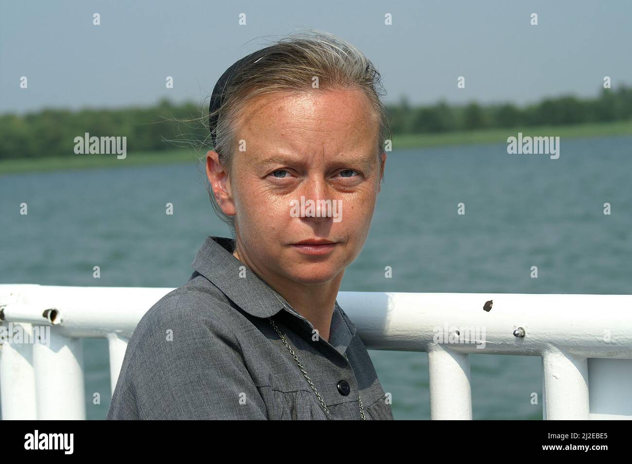 Wigry Podlasie Pologne Polen, Polska, Un portrait d'une nonne bronzée sur fond de lac. Betrieb einer Bührung. Zakonnica Banque D'Images