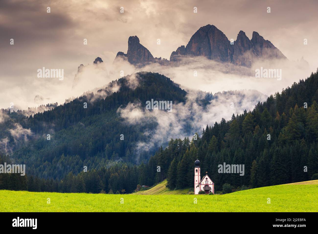 Campagne vue foggy de la Santa Maddalena dans le parc national Puez Odle ou Geisler sommets (Val di Funes) Dolomites, Tyrol du Sud. Lieu Bolzan Banque D'Images